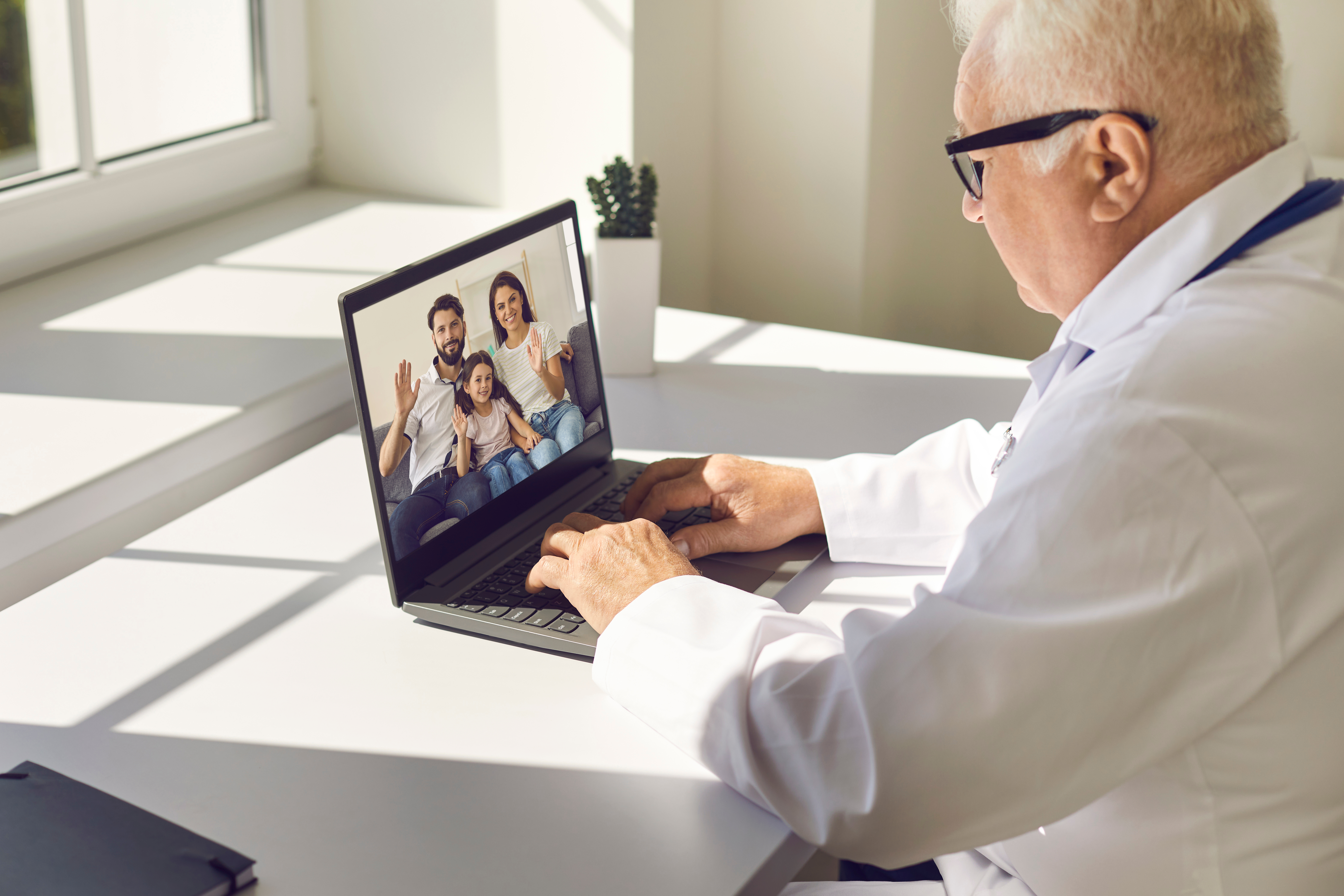 Medico atendiendo por videollamada